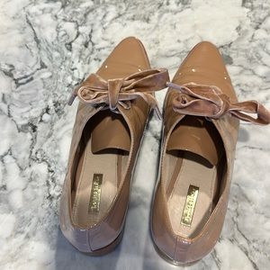 Beige patent leather shoes with velvet laces